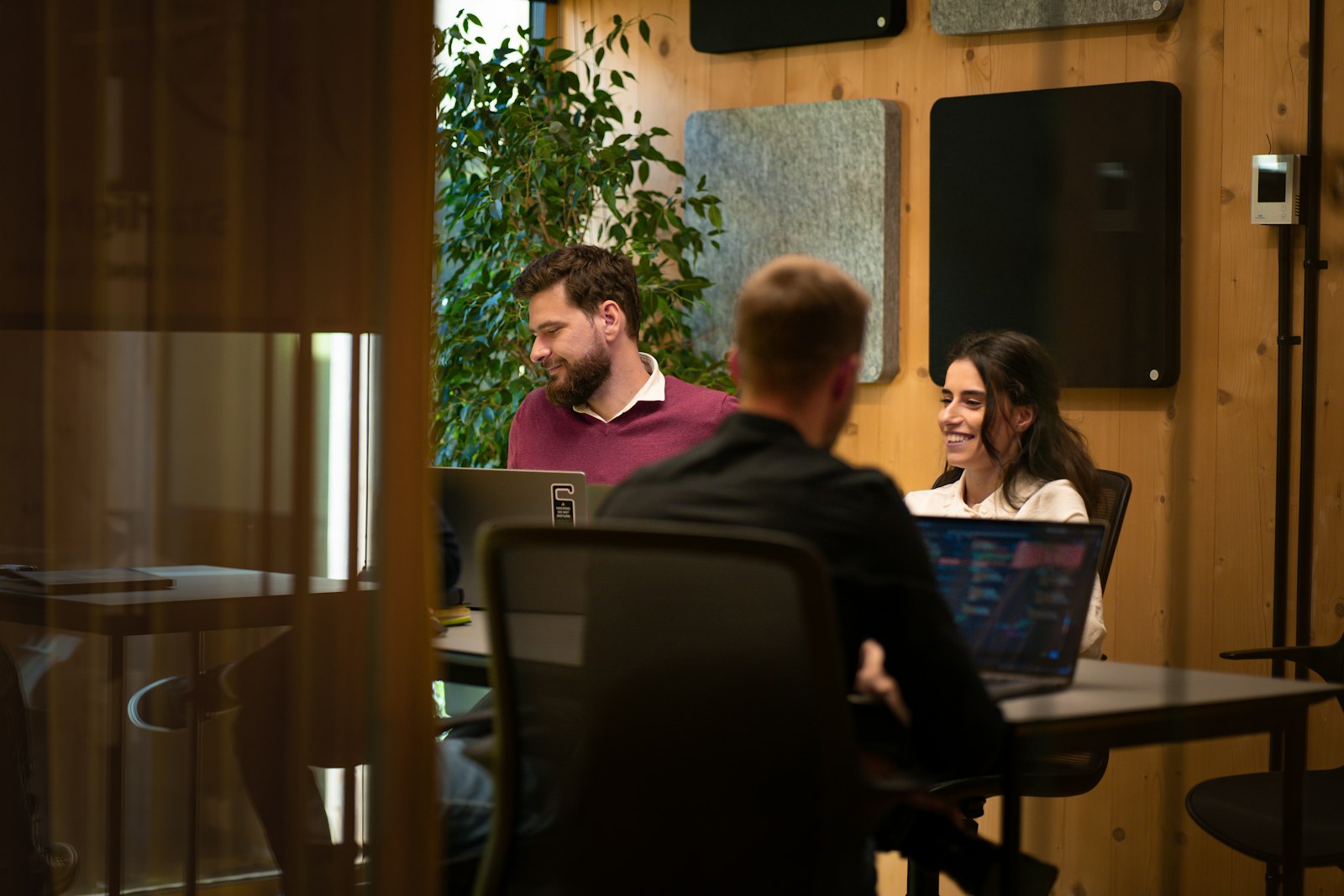 Cloudbee meeskond töötamas sülearvutitega koosolekuruumis